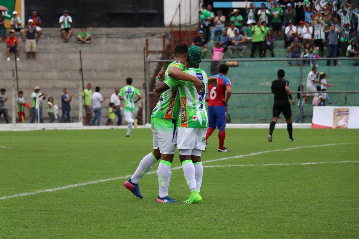 Devaughn Elliott felicita a Alejandro Galindo después de que el nacional anotara el segundo gol de Antigua GFC. (Foto Prensa Libre: Renato Melgar)