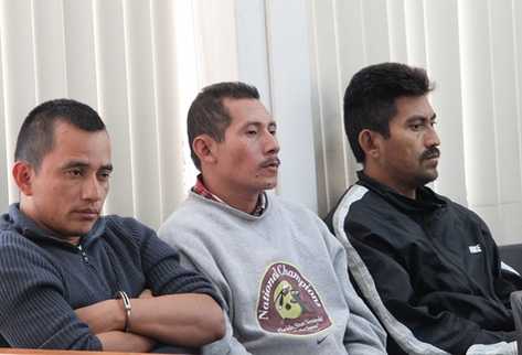 Los tres procesados escuchan la sentencia del tribunal. (Foto Prensa Libre: Carlos Sebastián)