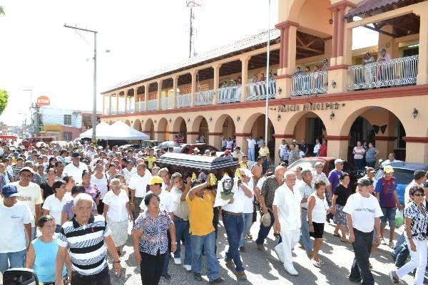 Vecinos de Zacapa acompañan  el sepelio del locutor y periodista Luis de Jesús Lima.