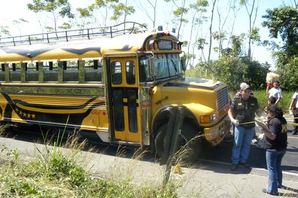 Fiscales del Ministerio Público en el lugar donde quedó el bus en el que ocurrió el ataque armado en Mazatenango. (Foto Prensa Libre: Omar Méndez)<br _mce_bogus="1"/>
