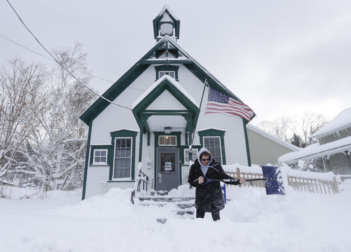 Panorámica de la oficina de correos de EE. UU. en Nueva York donde la tormenta invernal causa problemas. (Foto Prensa Libre: AP).
