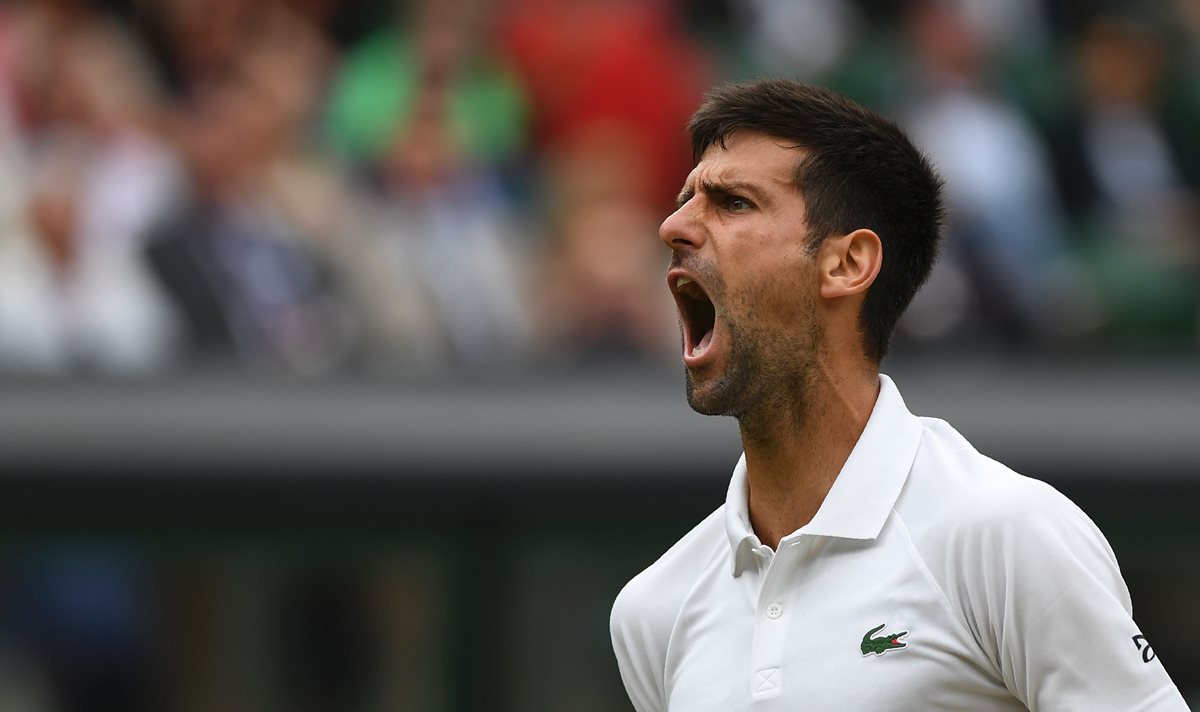 El tenista serbio Novak Djokovic festeja durante el partido de este martes en Wimbledon. (Foto Prensa Libre: AFP)