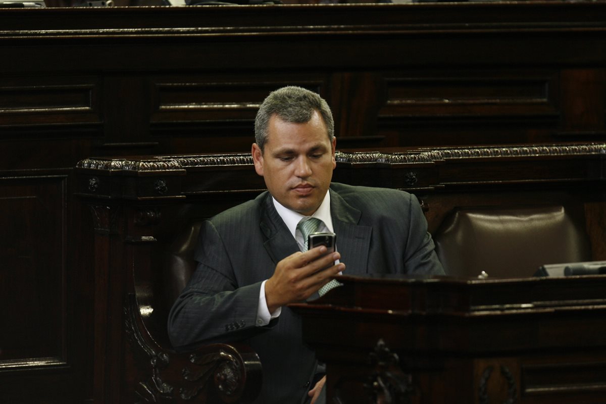 El diputado Christian Boussinot en el hemiciclo parlamentario. (Foto Prensa Libre: Hemeroteca PL)
