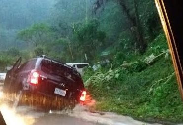 Vehículo es arrastrado por una fuerte correntada que se produjo debido a las intensas lluvias. (Foto Prensa Libre: Rolando Miranda)