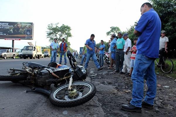 Ángel de León, de 26 años, murió arrollado por un camión en Santa Cruz Muluá, Retalhuleu. (Foto Prensa Libre, Rolando Miranda)<br _mce_bogus="1"/>