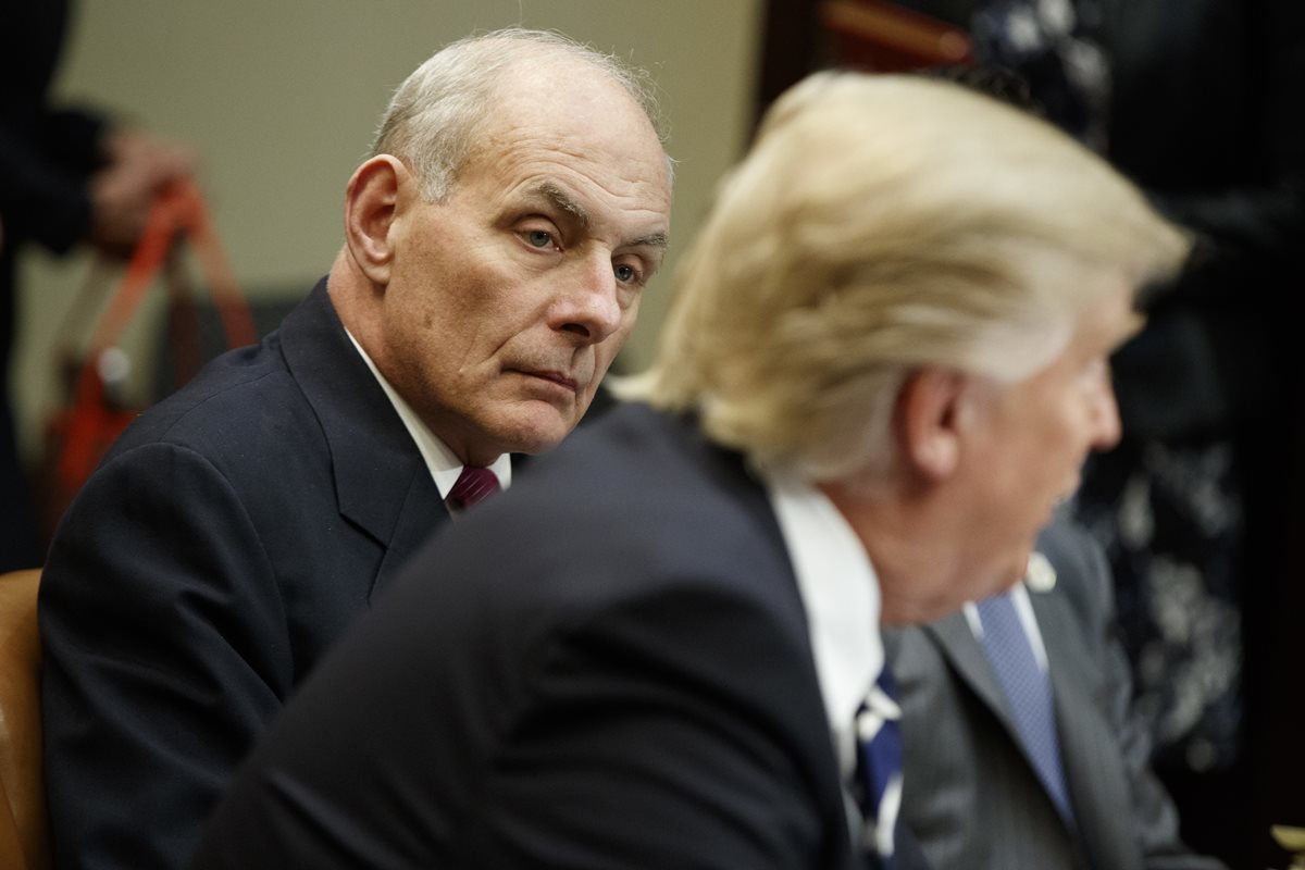 John Kelly (i) escucha a Donald Trump durante una reunión sobre seguridad en la Casa Blanca.(Foto Prensa Libre :AP).