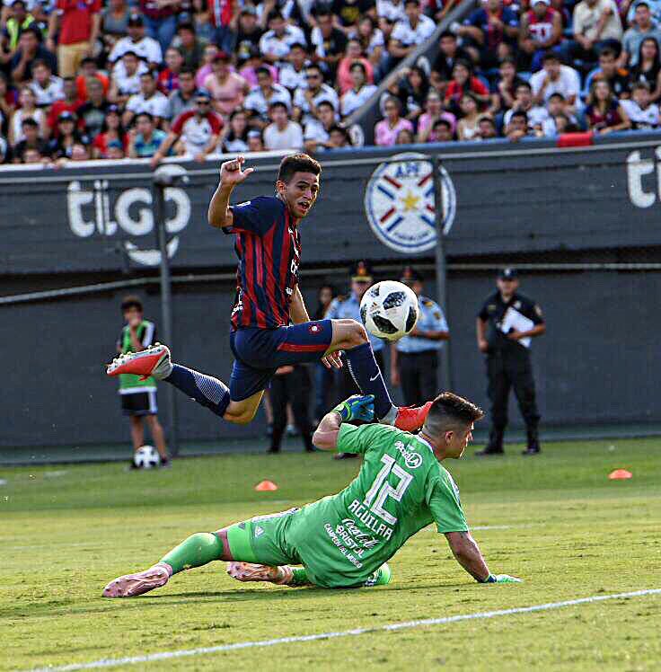 El balón se dirige al fondo de las redes después del disparo de Fernando Ovelar que significó el 0-1 en favor de Cerro Porteño. (Foto Prensa Libre: Redes)