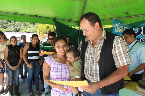 Delegado de Conalfa entrega diploma a  pobladora que participó en programa educativo.