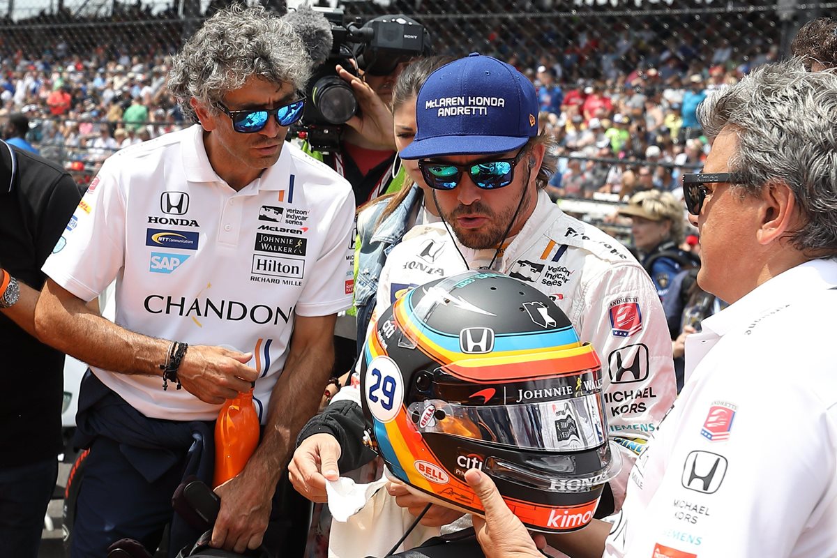 El español Fernando Alonso no pudo terminar las 500 millas de Indianápolis por problemas mecánicos. (Foto Prensa Libre: EFE)