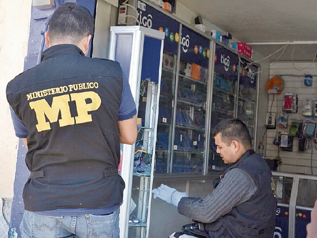 Peritos del MP recaban evidencias en un negocio que fue saqueado recientemente en Cajolá. (Foto Prensa Libre; Hemeroteca PL).