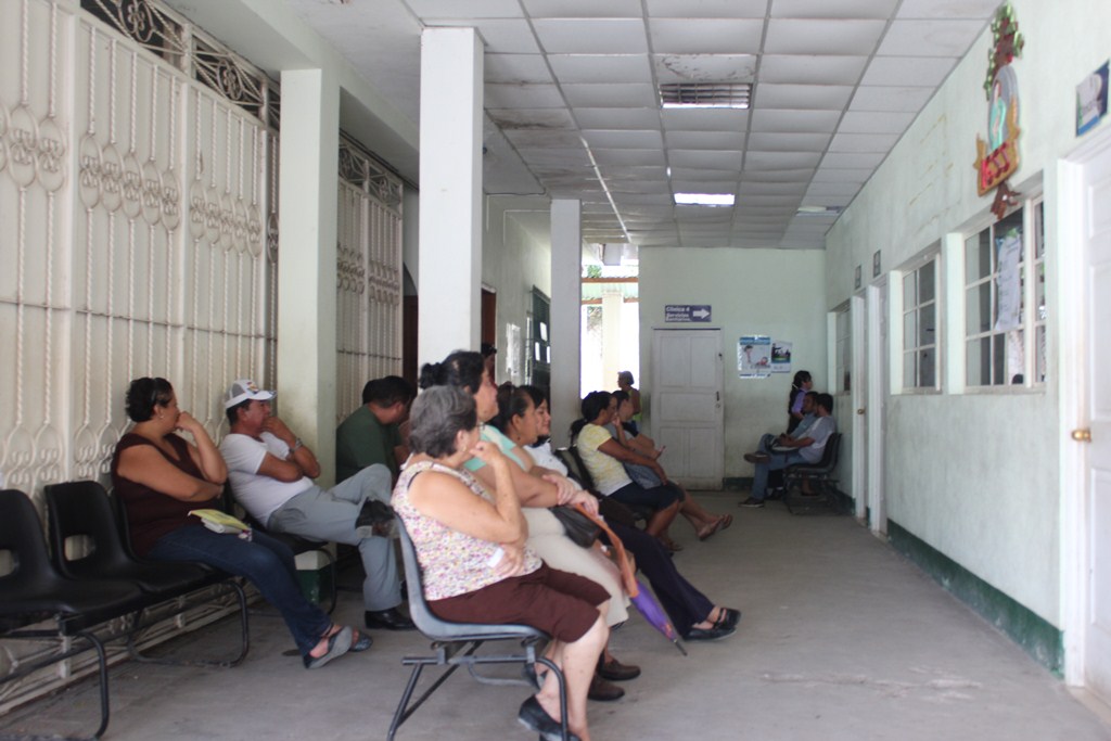 Afiliados del IGSS en San Benito, Petén, esperan a que les atiendan en las clínicas, donde algunos señalan que aguardan más de tres horas. (Foto Prensa Libre: Rigoberto Escobar)