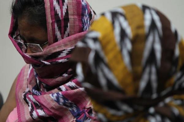Dos víctimas participan en el juicio contra exmilitares acusados de violencia y esclavitud sexual contra 15 mujeres qeqchi. (Foto Prensa Libre: Paulo Raquec)