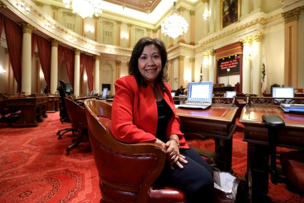 Norma Torres posa en las cámaras del Sendado en el Capitolio de Sacramento, California. (Foto Prensa Libre: AP)