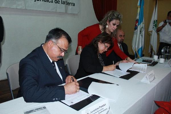 Firma de  convenio  institucional.