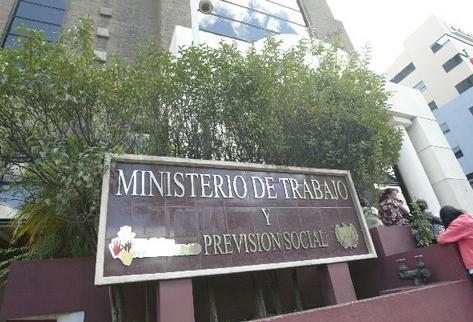 El Ministerio de Trabajo argumenta que ha cumplido con los acuerdos establecidos, mientras que los trabajadores refieren que no es prudente cambiar el Código de Trabajo. (Foto Prensa Libre: Hemeroteca PL)