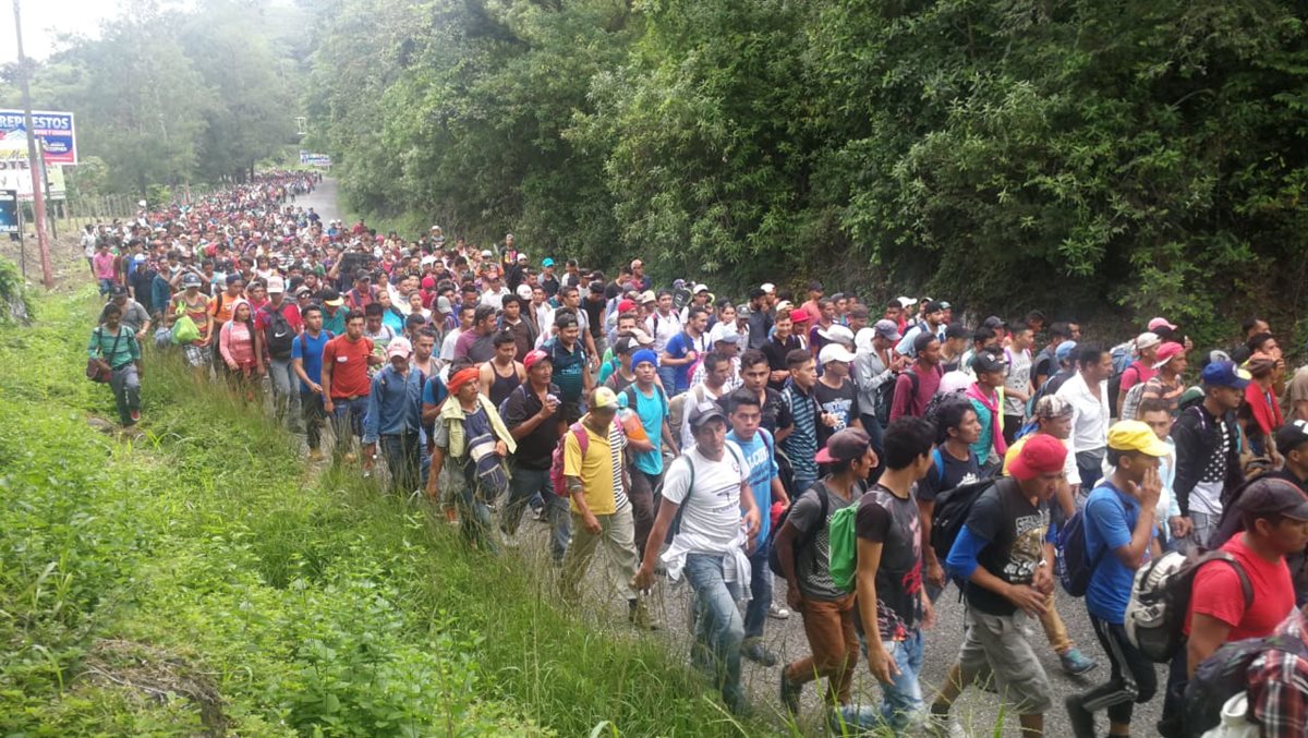 Hondureños caminan entre Esquipulas a la cabecera de Chiquimula. (Foto Prensa Libre: Érick Ávila)
