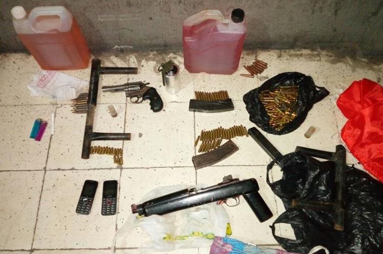 Las armas, municiones y una bomba artesanal fueron incautadas en esa ocasión a los supuestos pandilleros. (Foto Prensa Libre: Hemeroteca PL)