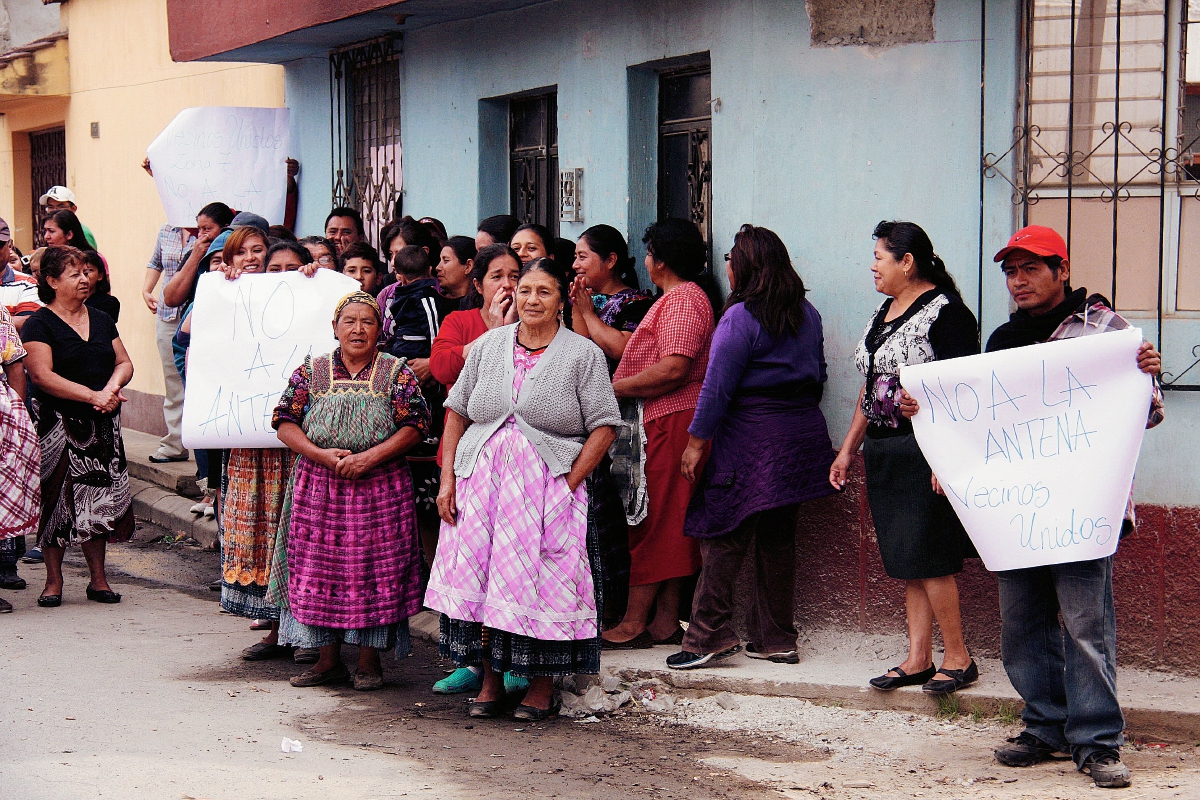 Vecinos de la zona 7 de Quetzaltenango se oponen a la instalación de antena. (Foto Prensa Libre: Carlos Ventura)