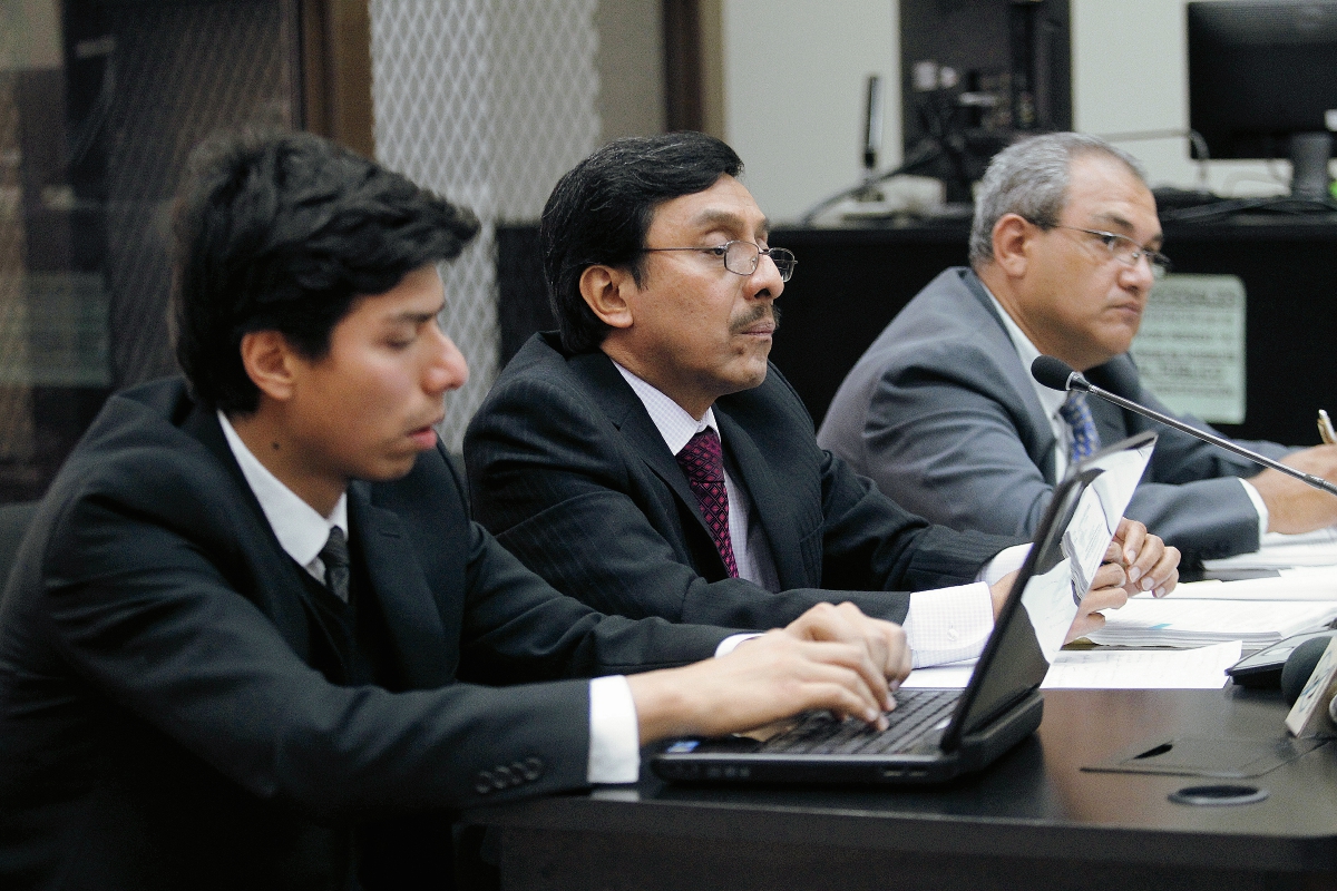 Jorge Alfredo Sactic Estrada (al centro), es acusado de lavado de dinero y caso especial de estafa. (Foto Prensa Libre: Hemeroteca PL)