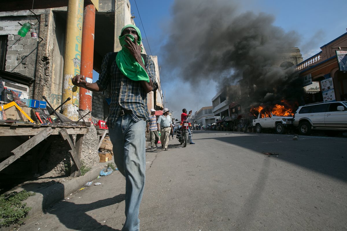 La violencia vuelve a las calles de Haití a pocos días de las elecciones. (Foto Prensa Libre: EFE).