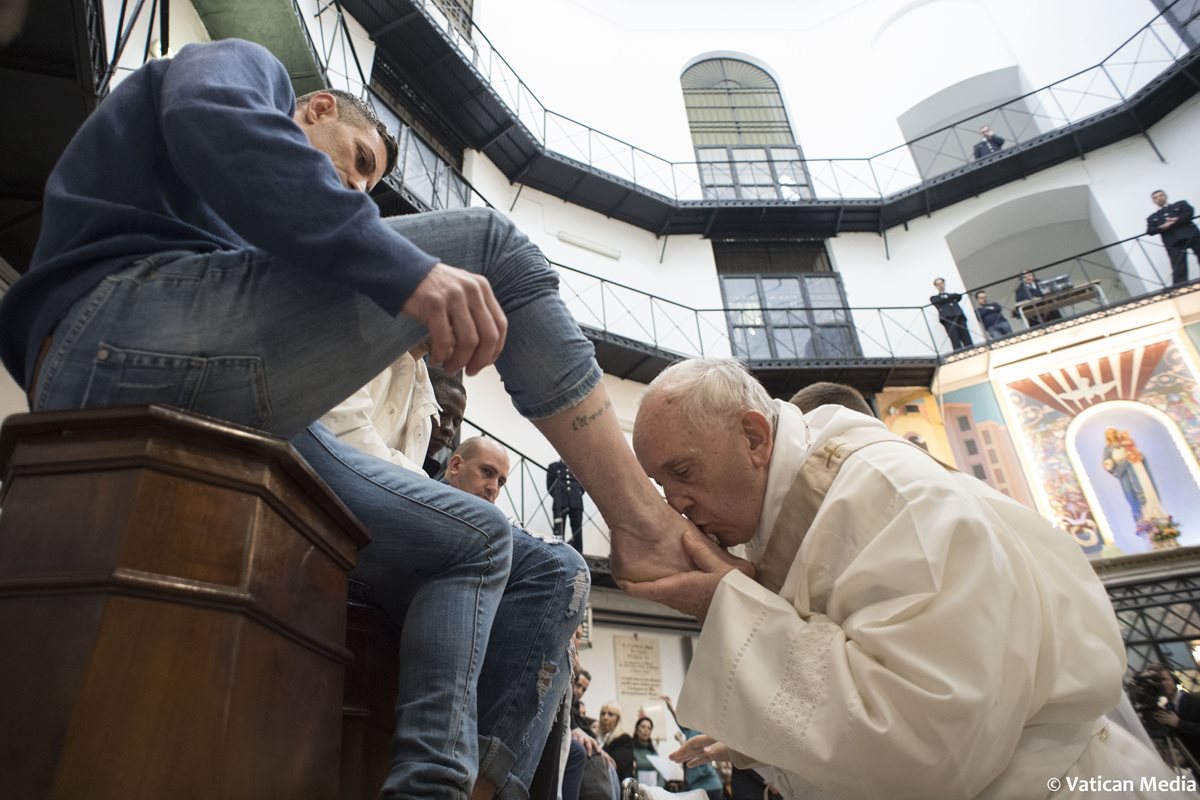 El Papa lava los pies de los reclusos en la prisión "Regina Coeli" en Roma durante las celebraciones del Jueves Santo. (Foto Prensa Libre:AFP).