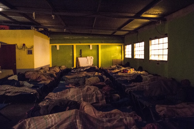 A las 23 horas, todos duermen en una noche fría de diciembre, en el albergue del barrio El Gallito de la zona 3. (Foto Prensa Libre: Josué León)