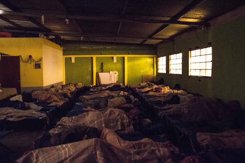 A las 23 horas, todos duermen en una noche fría de diciembre, en el albergue del barrio El Gallito de la zona 3. (Foto Prensa Libre: Josué León)
