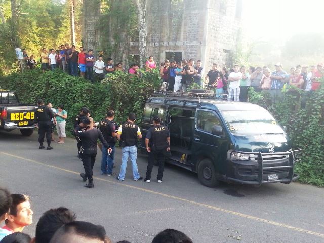 El ataque fue en la ruta alterna de San Andrés Villa Seca, en Retalhuleu, que conduce a Mazatenango, Suchitepéquez. (Foto Prensa Libre: Rolando Miranda)