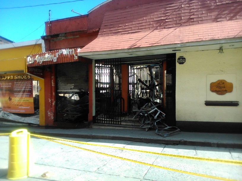 Fachada de uno de los negocios que se destruyó en incendio en Xela. (Foto Prensa Libre: María José Longo)
