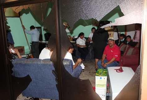Pobladores irrumpieron la sede de la comuna de Quezaltepeque y provocaron daños. (Foto Prensa Libre: Edwin Paxtor)