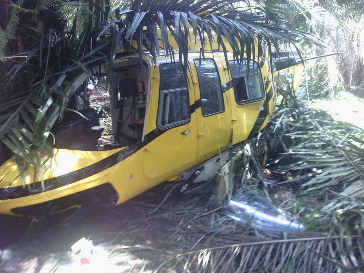 Helicóptero que se desplomó en Sayaxché, Petén. (Foto Prensa Libre: Rigoberto Escobar)