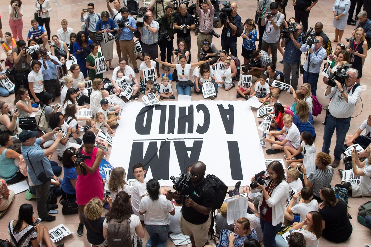 Niños participan en una protesta en donde exigen la reunificación de todos los menores de edad con sus familias. (Foto Prensa Libre: EFE)