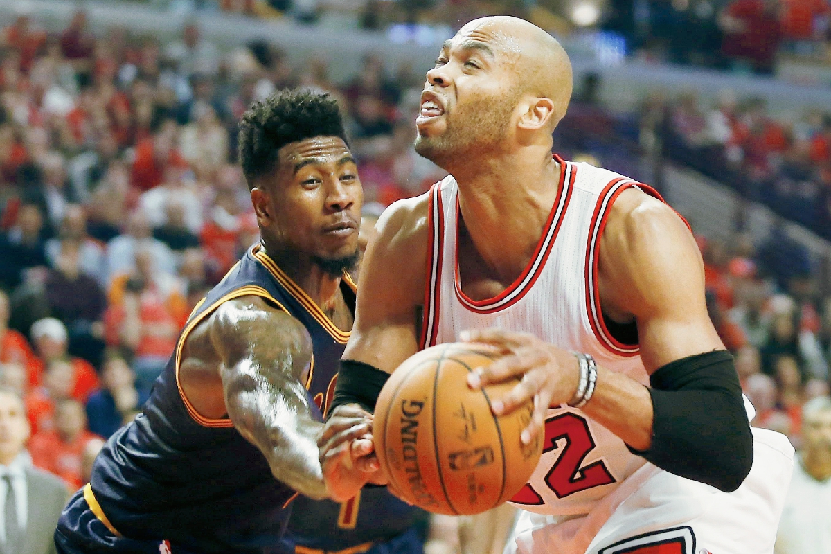 Taj Gibson de Chicago (R) e Iman Shumpert de Cleveland, en el tercer juego de la serie. (Foto Prensa Libre: EFE)