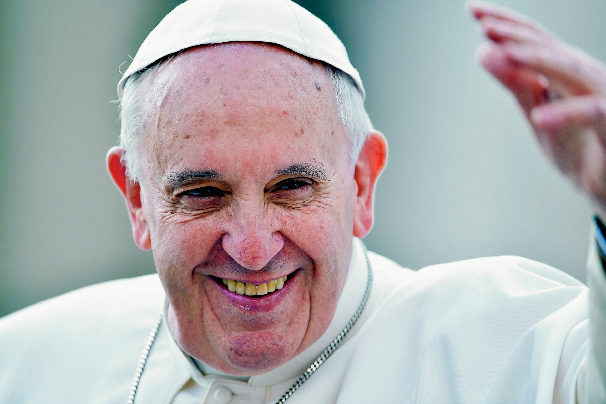 El papa Francisco sonríe durante audiencia semanal al aire libre en la Plaza de San Pedro. (Foto Prensa Libre.AFP)