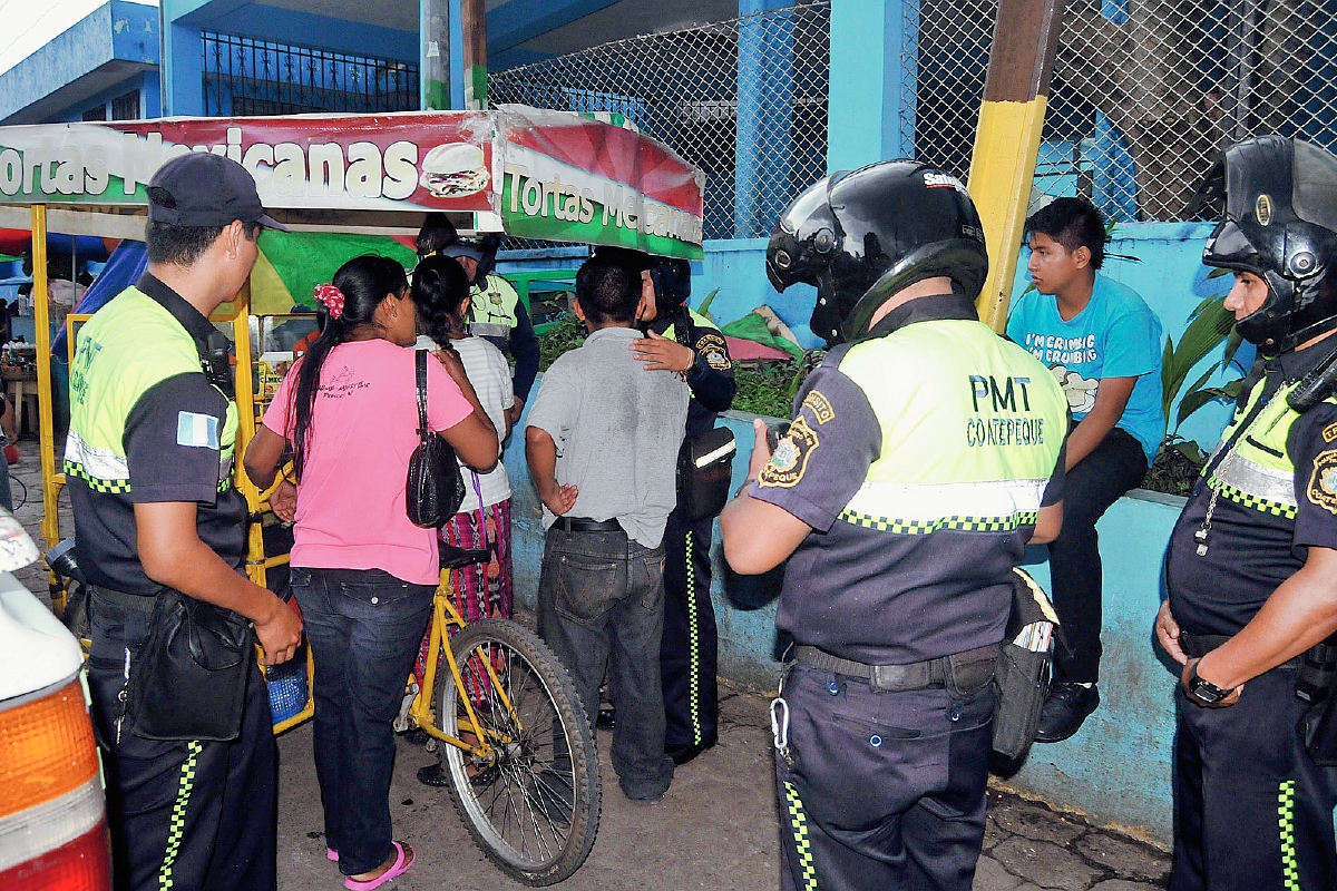Agentes de la PMT incauta venta de comida rápida en Coatepeque
