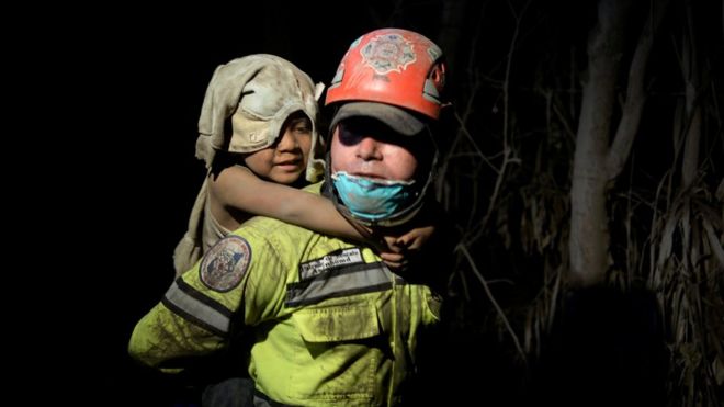 Los rescatistas han trabajado de día y de noche con la esperanza de encontrar sobrevivientes. REUTERS
