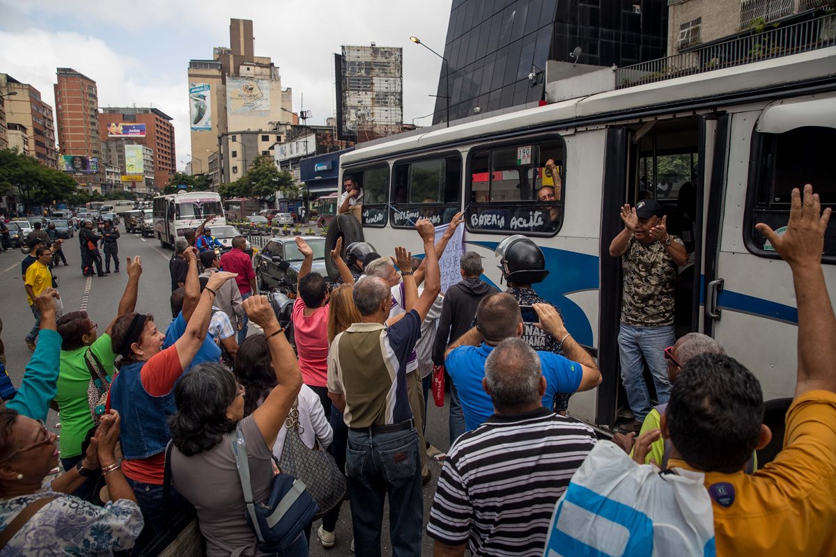 Varias personas apoyan una manifestación de conductores de transporte público este viernes en Caracas (Venezuela) y reiteraron su rechazo al censo automotor que ha convocado el Gobierno para el subsidio de la gasolina. (Foto Prensa Libre: EFE)