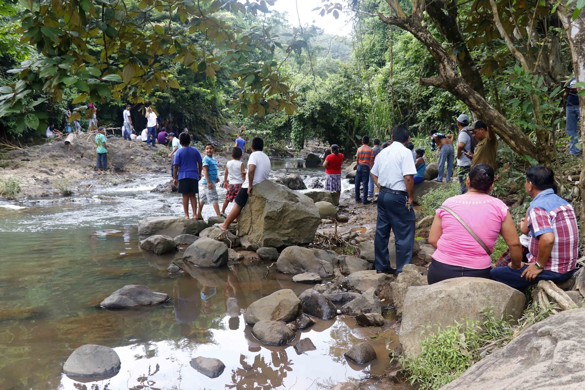 Familiares y vecinos llegaron al lugar a identificar el cuerpo. (Foto Prensa Libre: Rolando Miranda)