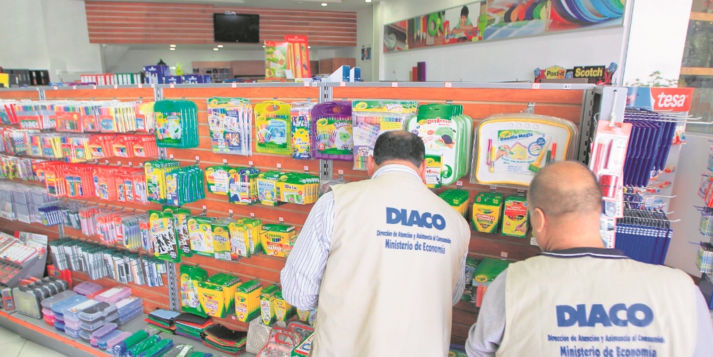 Inspectores de la Diaco realizan visitas a diferentes comercios para verificar precios. (Foto Prensa Libre: Edwin Bercián)