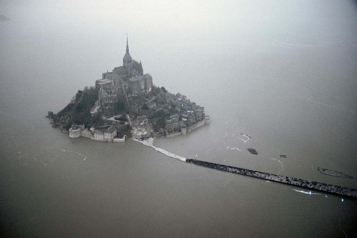 El Mont Saint Michel  es vivirá la llamada "marea del siglo". (Foto Prensa Libre: AFP)