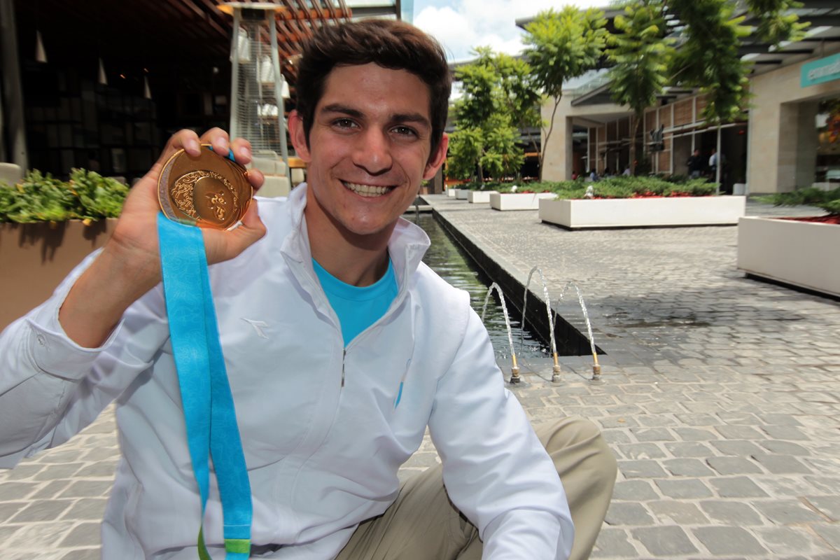 Charles Fernández posa con la medalla de oro que ganó en los Juegos Panamericanos de Toronto 2015. (Foto Prensa Libre: Hemeroteca PL)
