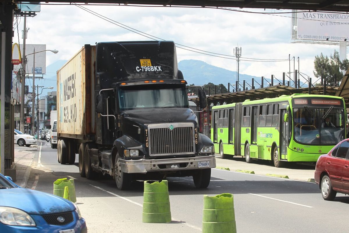 El transporte pesado no podrá circular en horas de mayor circulación en la ciudad capital. (Foto Prensa Libre: Hemeroteca PL)