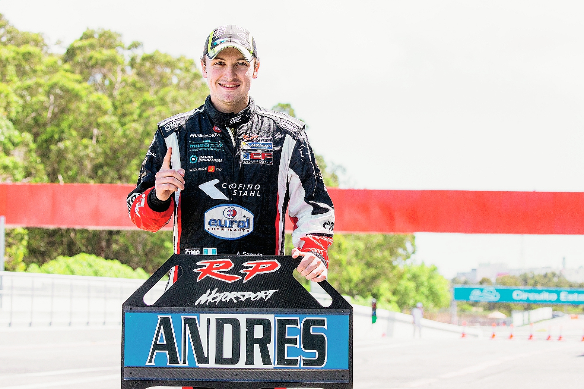 Andrés Saravia posa en el circuíto de el Estoril en Portugal, sede de la tercera fecha de la temporada de Fórmula 3. (Foto Prensa Libre: Gabriel López)