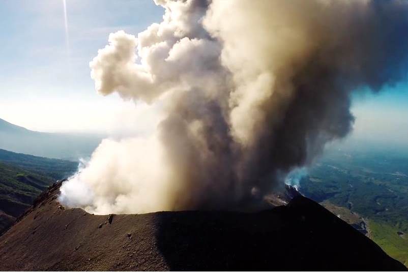 Volcán Santiaguito es captado en video durante una erupción, por un equipo estadounidense de productores fílmicos. (Foto Prensa Libre: Zach Voss)