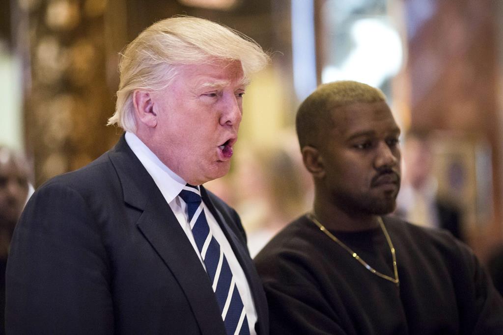 El presidente electo Donald Trump se reúne con el al cantante estadounidense Kanye West. (Foto Prensa Libre: EFE)