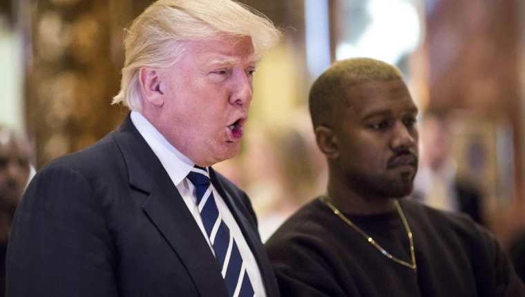 El presidente electo Donald Trump se reúne con el al cantante estadounidense Kanye West. (Foto Prensa Libre: EFE)