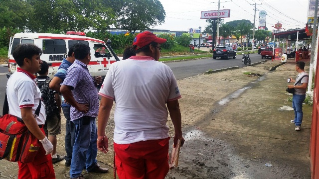 La Cruz Roja Guatemalteca auxilió al periodista. (Foto Prensa Libre: Alexander Coyoy)