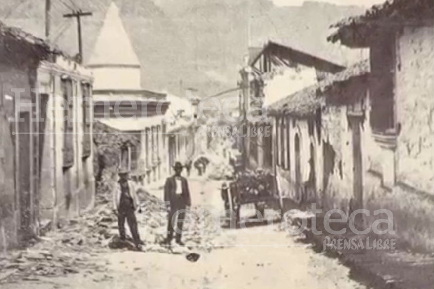 Calle de Quetzaltenango en ruinas tras el terremoto de 1902. (Foto Prensa Libre: Hemeroteca PL)