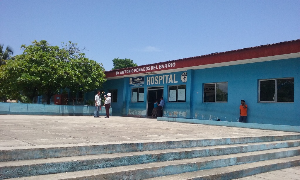 Hospital donde recibieron atención las víctimas del ataque armado en Petén. (Foto Prensa Libre: Rigoberto Escobar).