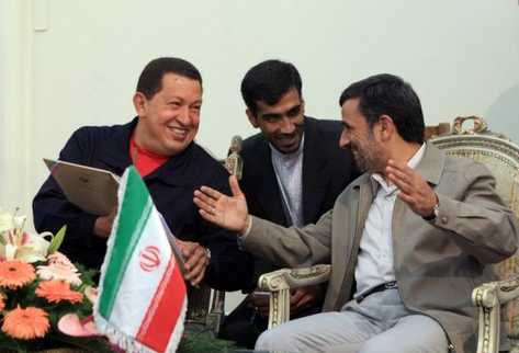 El presidente de Venezuela, Hugo Chávez (i) en Teherán con su par de Irán, Mahmud Ahmadinejad. (AFP).